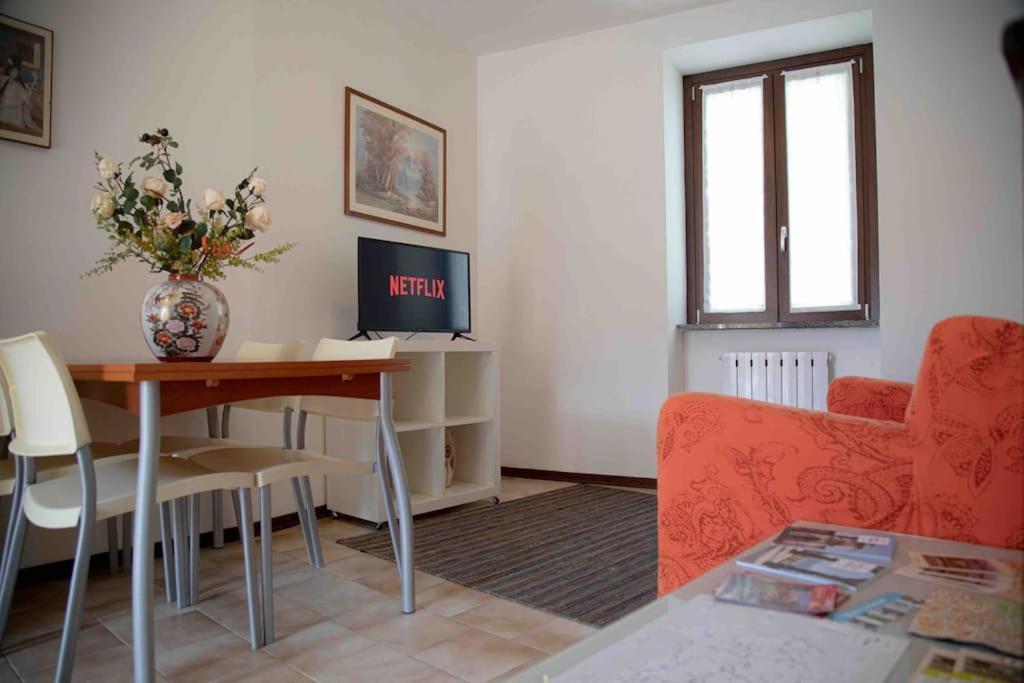 Vista Lago-Appartamento Funzionale Con Vista Varese Dış mekan fotoğraf